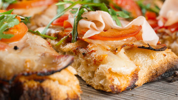 Pinsa Maxi with Turkey Breast, Mozzarella, Tomato and Arugula